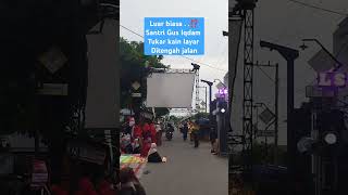 Luar biasa Santri Gus Iqdam nukar kain layar ditengah jalan [upl. by Moriah]