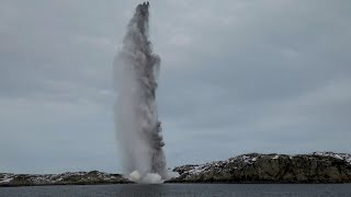 Her sprenges torpedoene på Helge Ingstad [upl. by Henryetta]