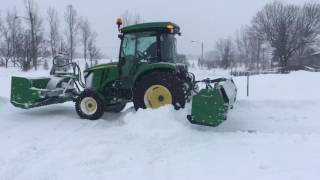 4066R déneigement frontal en action [upl. by Airdnalahs533]