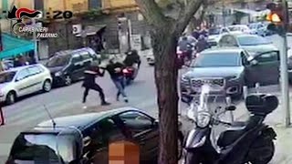 Palermo carabiniere non in servizio arresta un rapinatore dopo un colpo al supermercato [upl. by Haridan35]